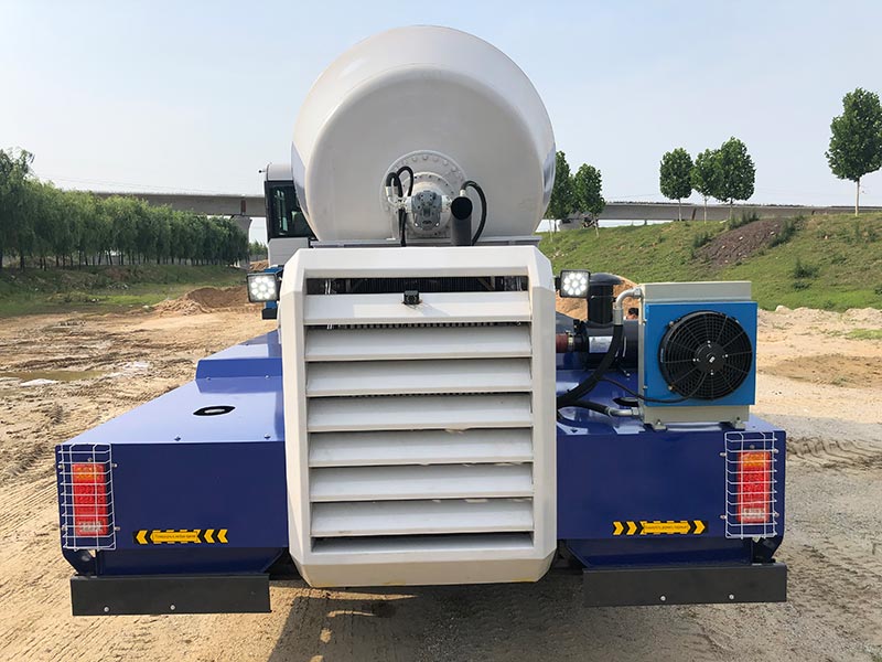 La Auto Hormigonera En El Sitio De Construcción