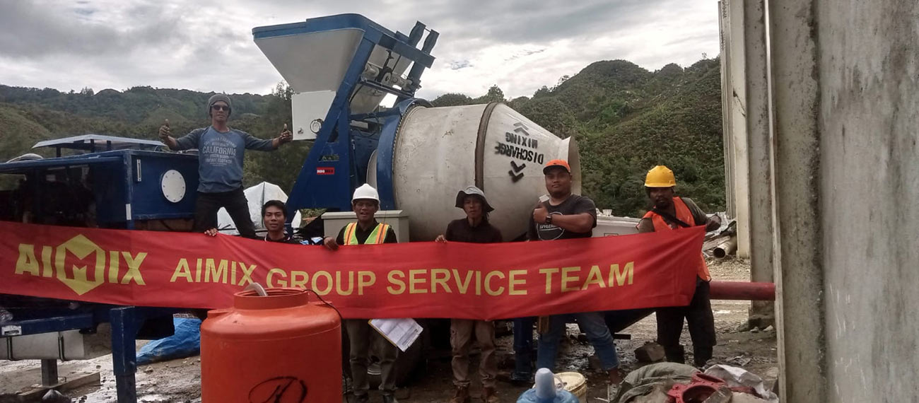 Los Trabajadores En El Sitio De Construcción Y Nuestra Máquina Bomba