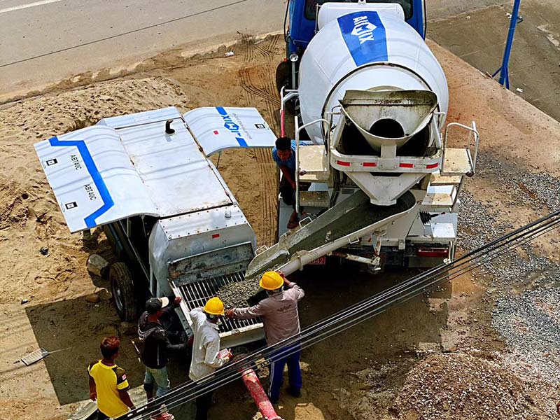 Bomba Remolcable y Camión Mixer para Construir Edificios