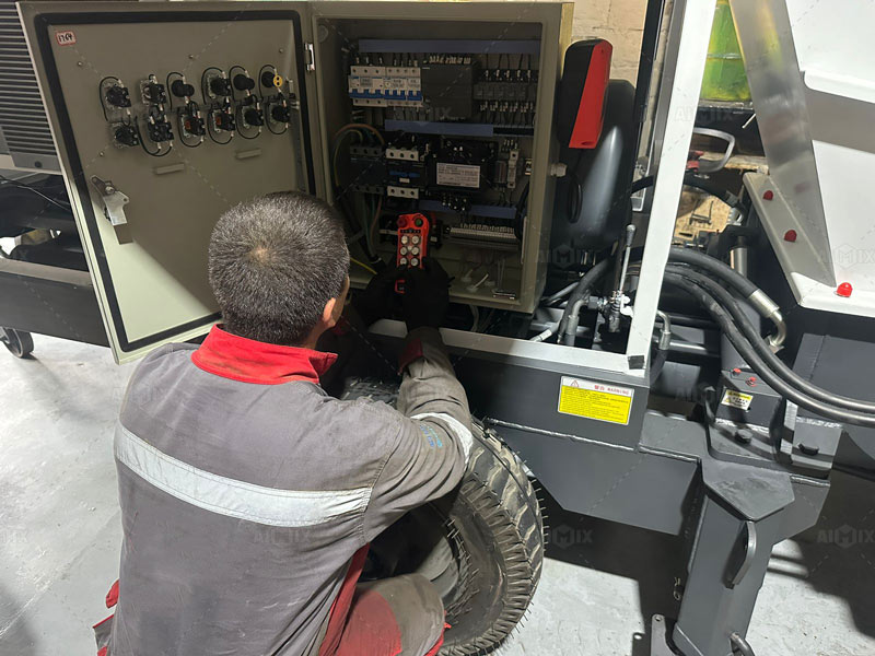 Operador de la Mini Bomba de Concreto en Colombia