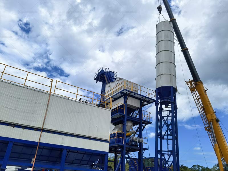 Instalación del Silo de Material en Polvo