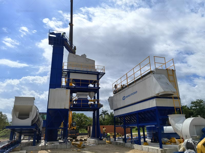 Instalación del Torre de Mezcla para la Planta Asfalto de Macroad