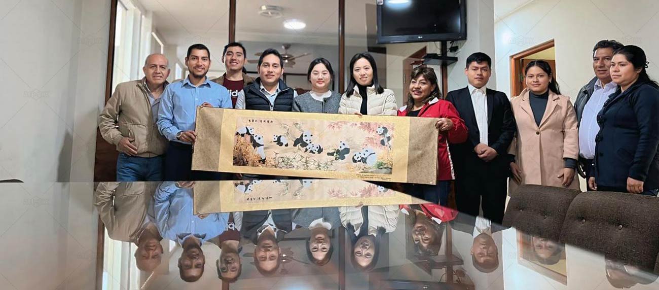 Encuentro con Clientes en Perú Intercambio de Regalos y Fortalecimiento de Lazos