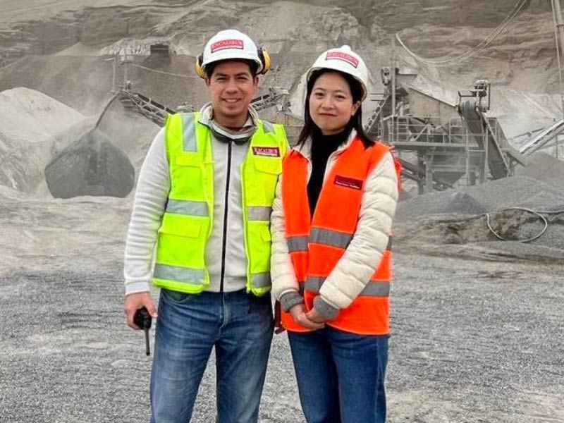 Nuestra gestora de Cuentas Inspecciona el Sitio del Proyecto del Cliente