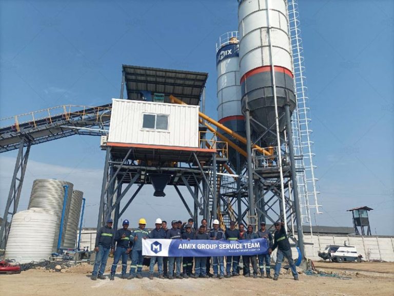 Equipo de Instalación y Operación de la Planta de Concreto AJ90 de AIMIX en Ecuador