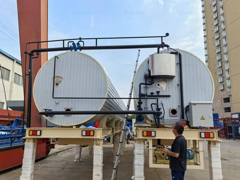 Dos Tanques de Almacenamiento de Asfalto