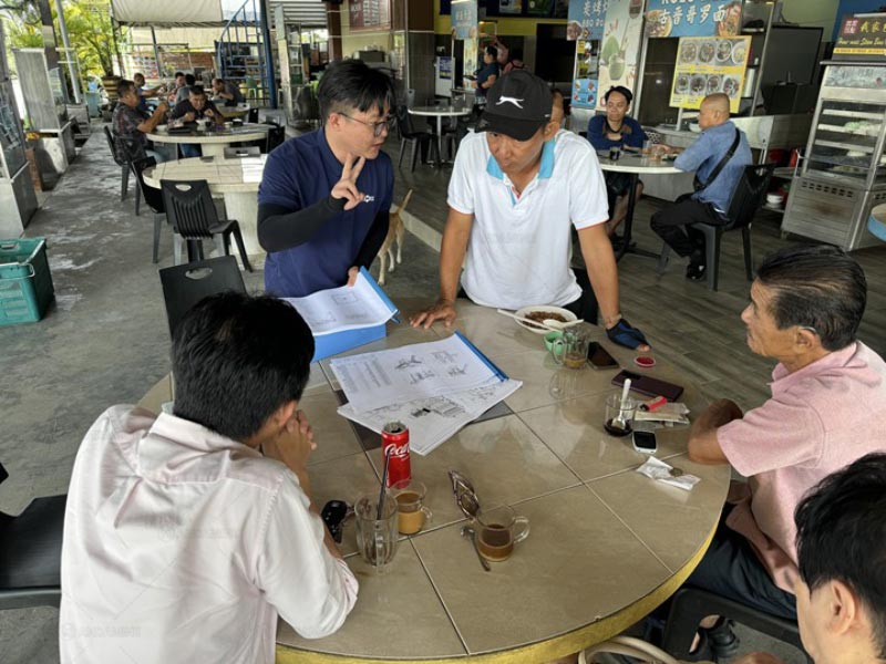 Ingenieros de Andamine Discutiendo con Clientes