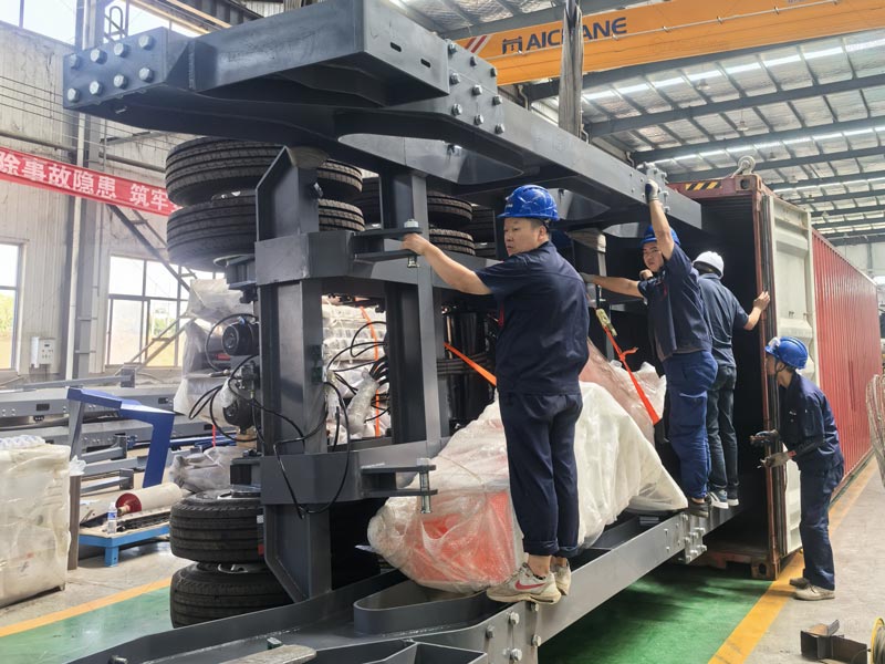 Trabajadores de Andamine Despachando una Planta Chancadora de Piedra