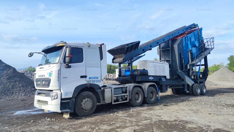 Transporte de Chancadora de Piedra Móvil sobre Neumáticos con Tractor Camión