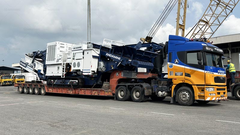 Traslado de Trituradora sobre Orugas en Plataforma de Cama Baja