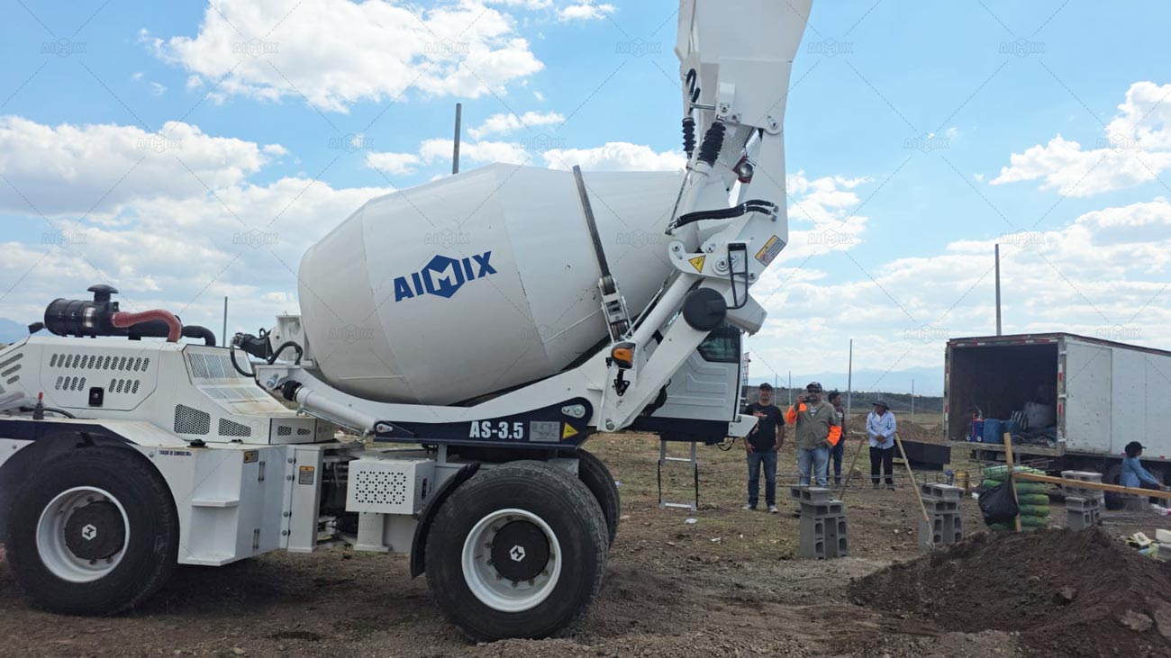 Autohormigonera AIMIX Trabajando en un Proyecto de Pavimentación en Honduras