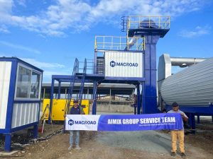 Macroad Planta de Asfalto Continua y Nuestro Ingeniero en Ecuador, Capacidad de 100 Toneladas por Hora, para Proyectos Viales Urbanos