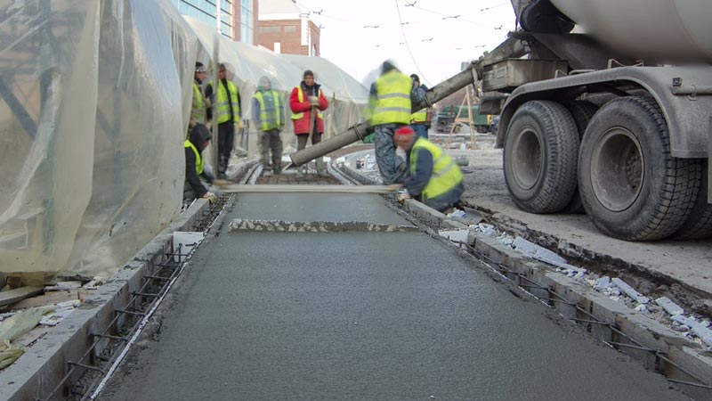 Comprar hormigón premezclado para completar un proyecto de construcción implica mayores costos y tiempo.
