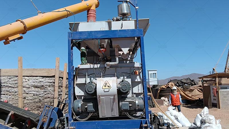 La hormigonera de doble eje, la dosificadora y los sistemas de pesaje de agua y aditivos están integrados en un único chasis móvil, lo que ahorra espacio.
