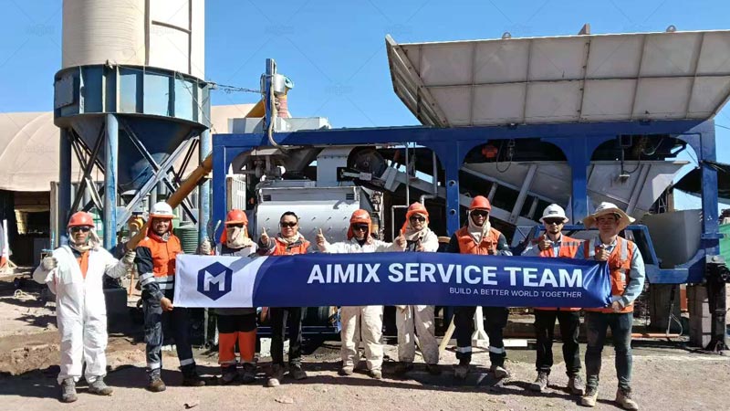 En la foto se ve a nuestros ingenieros junto al cliente y los operarios en el emplazamiento de la planta de hormigón móvil en Chile.