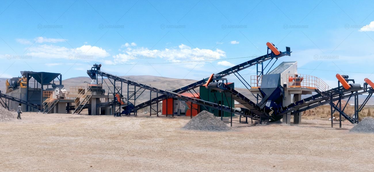 Planta chancadora de piedra Perú estacionaria se encuentra instalada a 4000 metros de altitud en la meseta de Cusco, Perú, para la producción de agregados para la construcción.