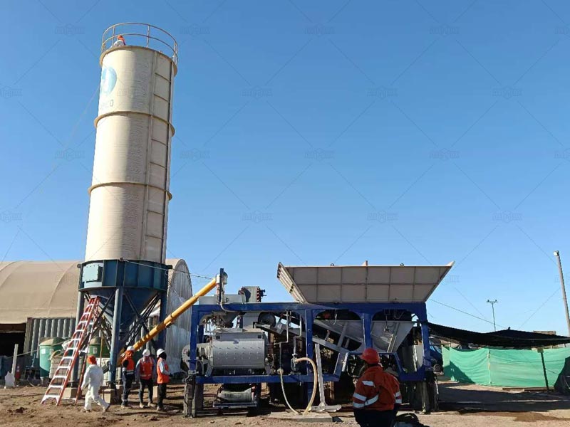 Una Planta Compacta de Concreto Móvil AJSY35 de AIMIX, adquirida por un cliente en Chile y utilizada junto con bombas de concreto AIMIX, se emplea en proyectos de construcción a pequeña escala.