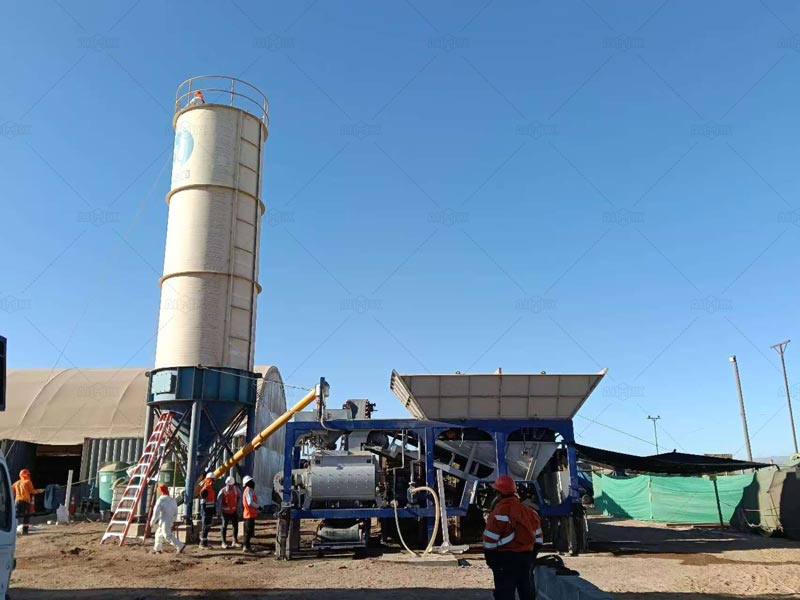 En la Planta Dosificadora de Hormigón Móvil AJSY35 en Chile, los trabajadores ya han aprendido a operar el equipo.