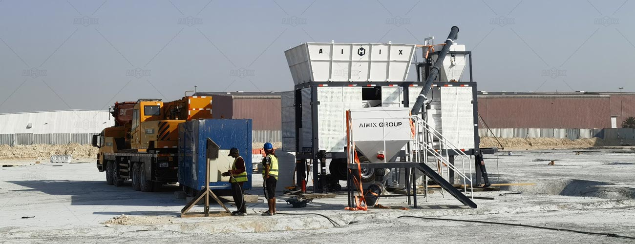La Planta Móvil Compacta de Hormigón AJSY40 en Emiratos Árabes Unidos, integra la mezcladora y la máquina dosificadora en un único bastidor, lo que ahorra espacio y simplifica la instalación.
