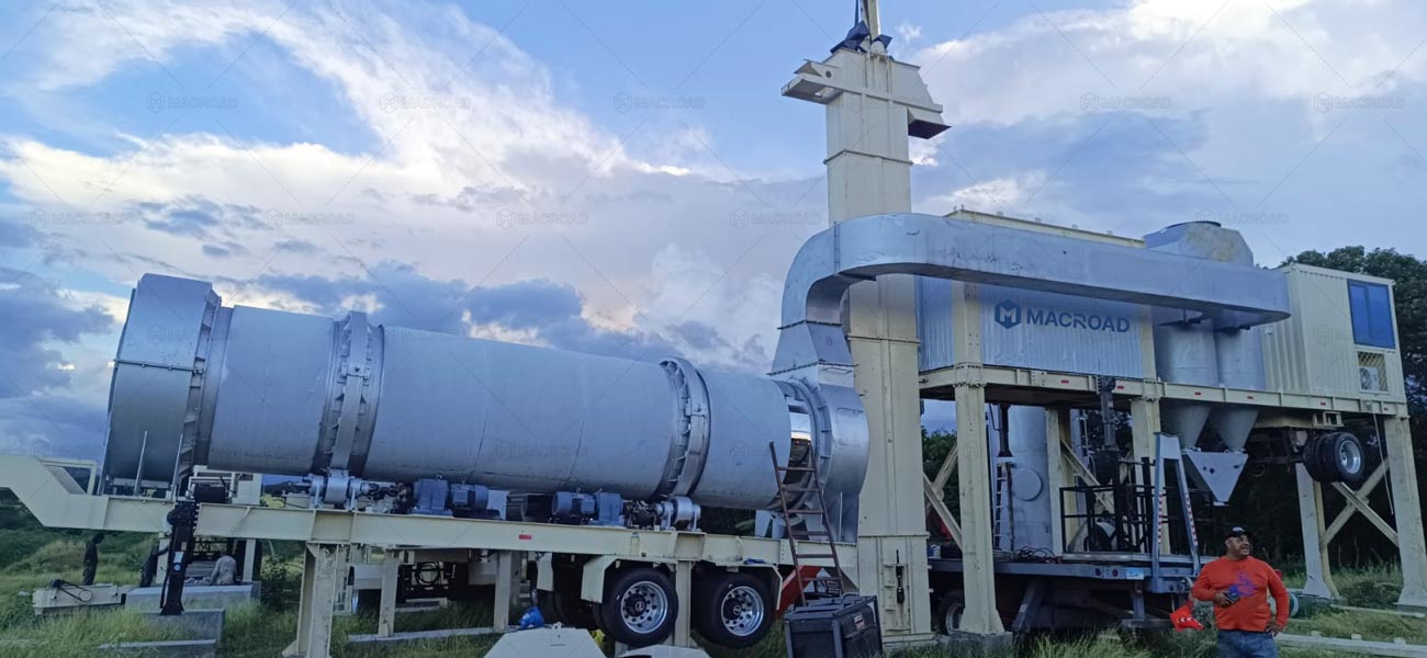La planta móvil de asfalto Macroad, equipada con un tambor mezclador, está instalada en la República Dominicana y ya se encuentra en producción.