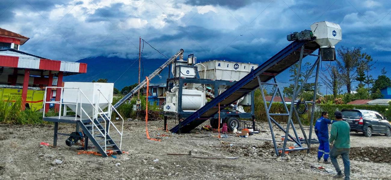 Planta de concreto móvil AIMIX en obra, produciendo hormigón in situ para proyecto de infraestructura en Indonesia