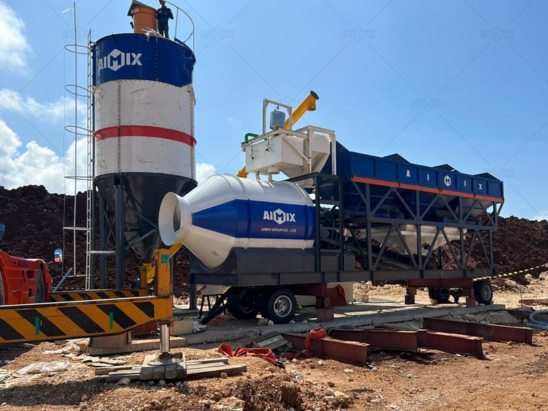 AIMIX Planta de Concreto Portátil de Tambor con una capacidad de 50 m³/h, junto con cargadoras, excavadoras y camiones autocargadores, se utilizó para la construcción de un almacén para un cliente en Bali.