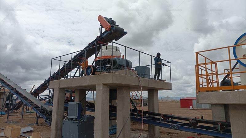 Instalación de una trituradora de cono en una planta chancadora Perú para la producción de agregados de alta calidad