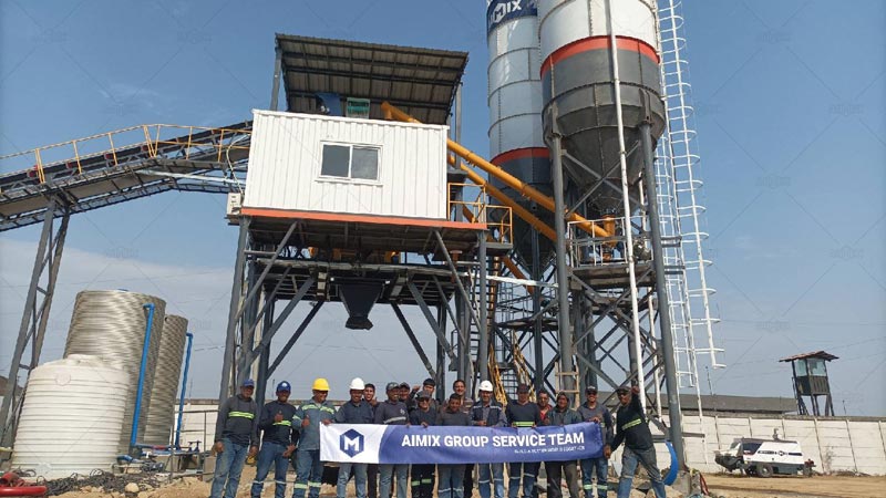 AIMIX Planta de Concreto y Nustro Ingeniero y Cliente en la Obra de Construcción de Ecuador