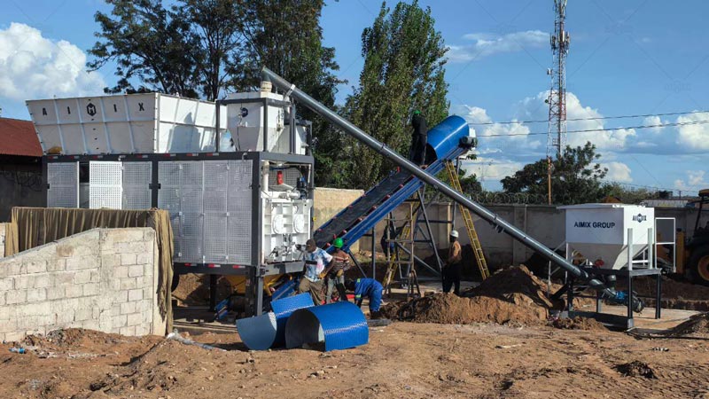 Minia planta de concreto móvil AIMIX en obras agrícolas e hidráulicas, produciendo concreto para canales de riego y estructuras de drenaje en zonas rurales.