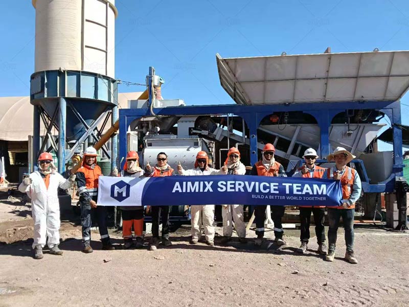 Planta de concreto pequeña compacta AJSY40 de AIMIX en entorno industrial en Chile, produciendo hormigón en espacio reducido para operaciones flexibles.