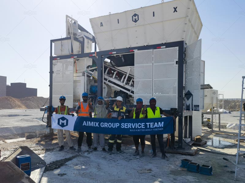 Planta pequeña de hormigón móvil AJSY40 de AIMIX en obra de almacén en Emiratos Árabes, equipo sin experiencia previa que recibió soporte técnico para su puesta en marcha.