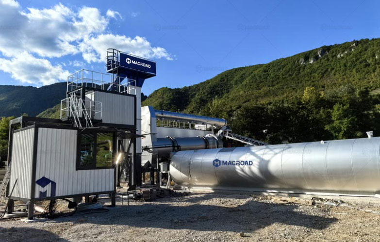 Operación de Macroad planta de tambor de asfalto portátil ALYT80 en zona remota para asfaltado de caminos rurales en Bosnia y Herzegovina