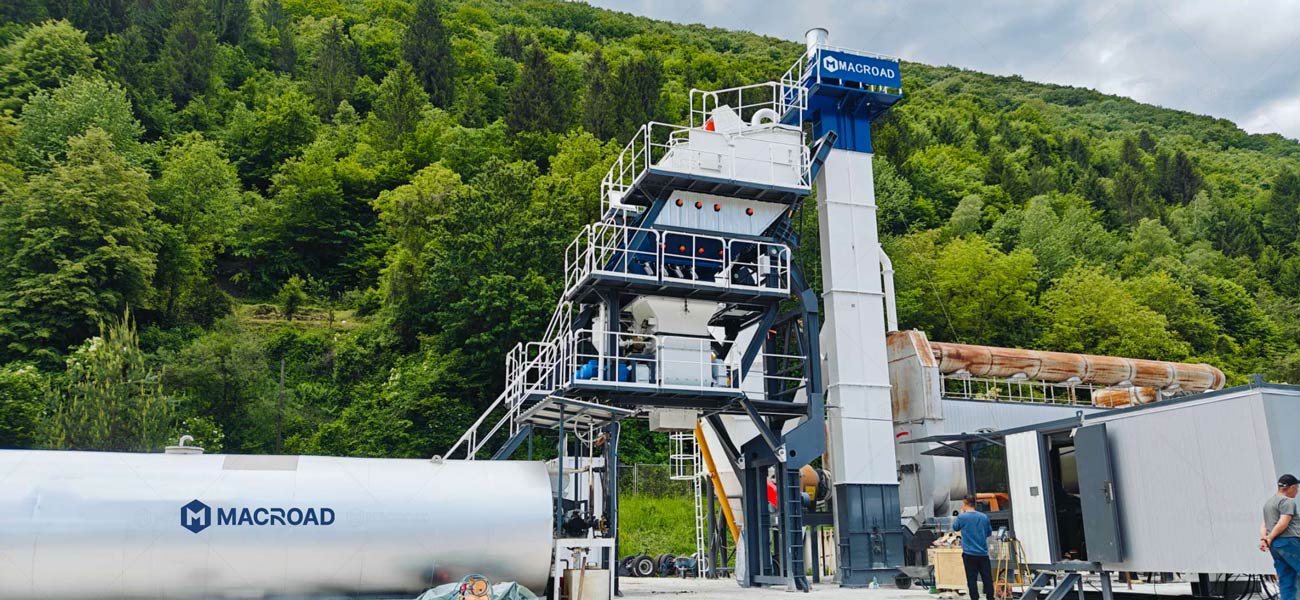 Planta discontinua de asfalto móvil ALYQ90 de Macroad operando en Bosnia y Herzegovina, combinando estándares de calidad europeos con inversión inteligente para nuevos operadores del sector.