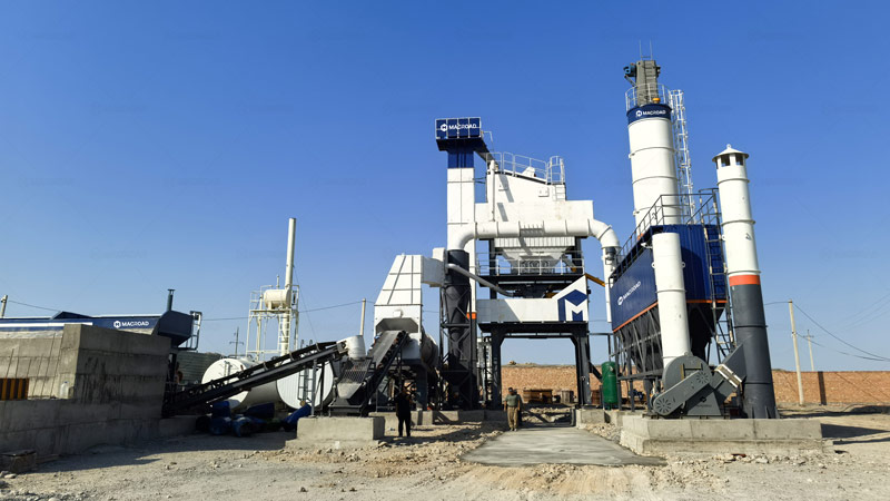 Planta de asfalto discontinua Macroad ALQ80 de 80 tph operando en proyecto vial en Kirguistán