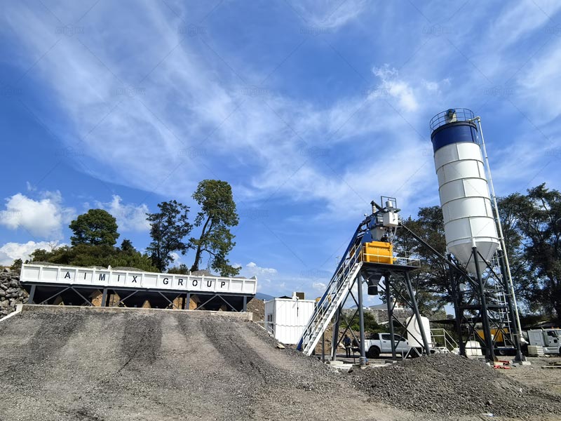 Planta estacionaria de concreto AJ50 de AIMIX en México, produciendo hormigón para reducir costos de suministro externo en proyectos de construcción.