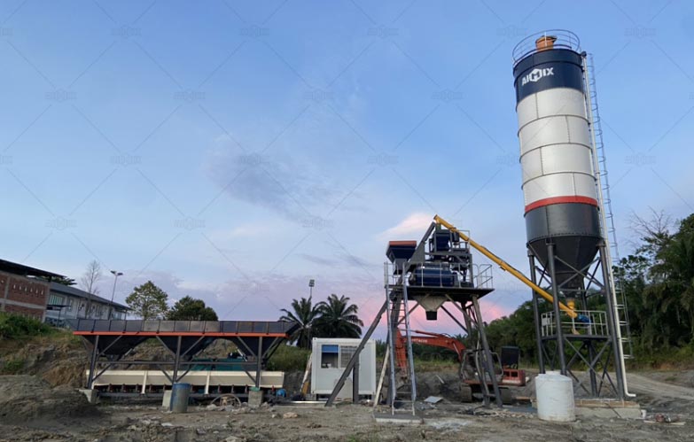 Planta de concreto pequeña estacionaria AJ35 de AIMIX en proyecto residencial en Malasia, solución fija de 35 m³/h para producción estable durante toda la obra.