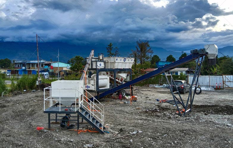 Planta de concreto compacta AJSY40 de AIMIX operando en proyecto de construcción en Indonesia, equipo móvil de 40 m³/h listo para producción inmediata.
