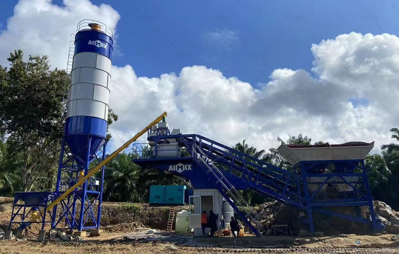 Planta de hormigón móvil AJY35 de AIMIX en obra en Malasia, equipo sobre neumáticos con capacidad de 35 m³/h para proyectos que requieren traslados frecuentes.