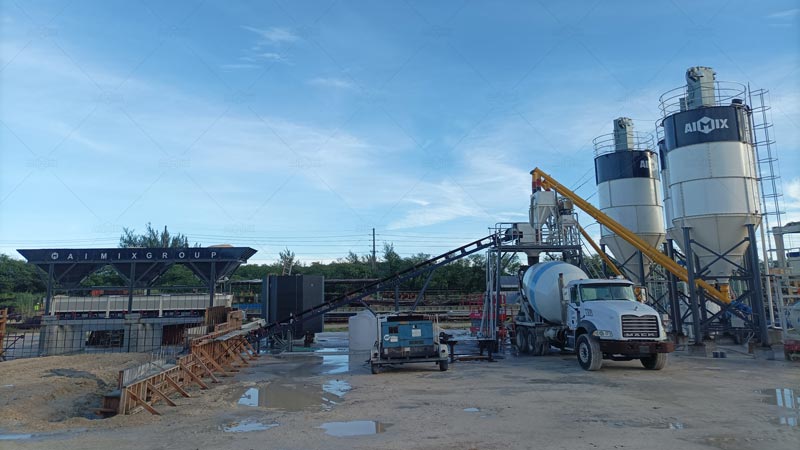 Planta estacionaria de concreto seco AIMIX en obras municipales y proyectos comunitarios para Guam, produciendo hormigón para aceras y pavimentos urbanos.