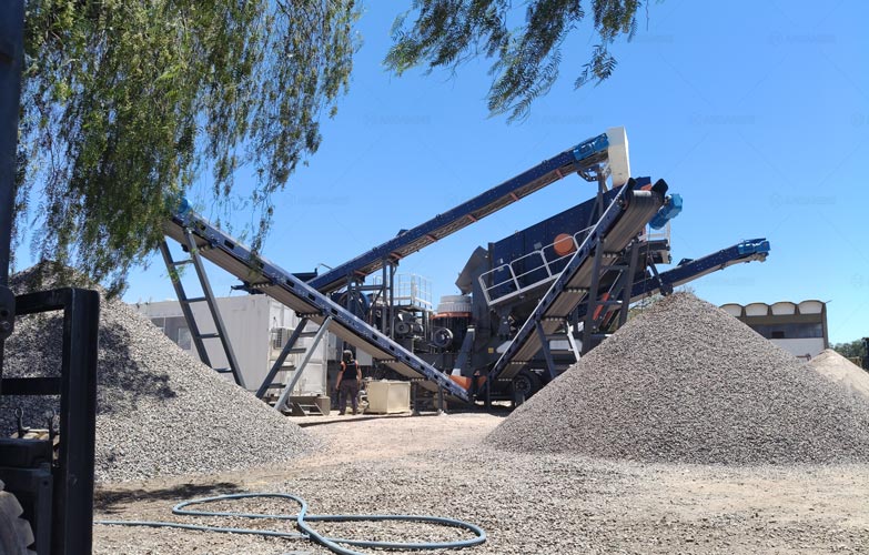 Trituración de granito y basalto en cantera de roca dura con planta móvil APY4-57110C-S3, equipo 4 en 1 con mandíbula y cono para producción de árido cúbico de alta calidad