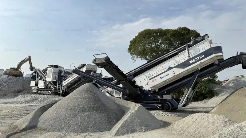 Chancadora móvil sobre orugas triturando mineral directamente en el frente de minado para reducir el acarreo