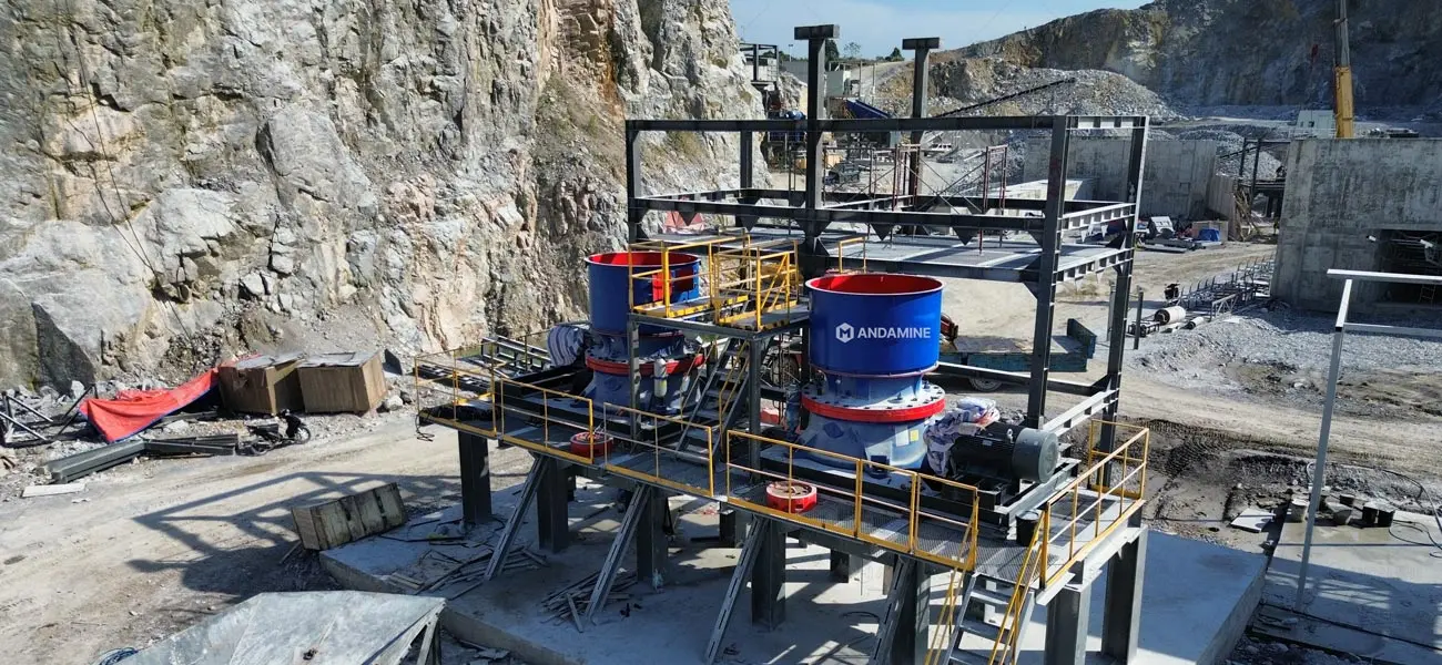 Planta trituradora minería Andamine en operación continua reduciendo el P80 para circuito de molienda en faena