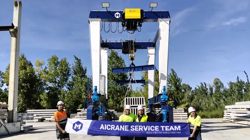 Grúa pórtico sobre ruedas Aicrane DTLS(16+16)T en patio de vigas prefabricadas de hormigón en España