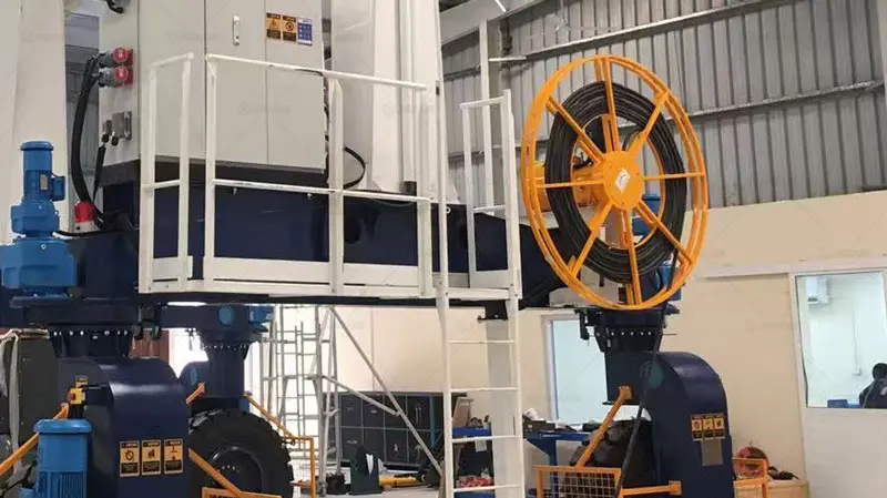 Grúa Pórtico sobre Neumáticos de Aicrane con una Alimentación por Cable