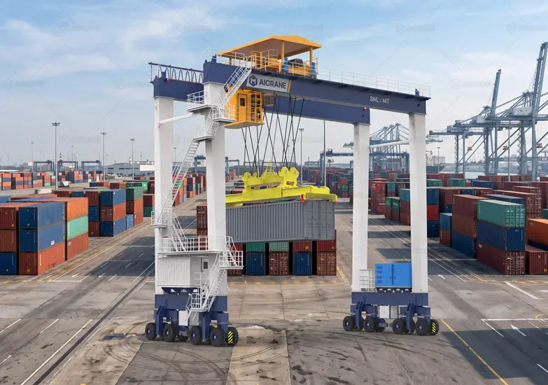 Grúa pórtico RTG sobre neumáticos manipulando contenedores en una terminal logística y patio de acopio